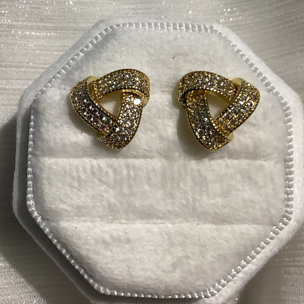 - 💋Gold Plated Sparkly Triangle Post Back Earrings